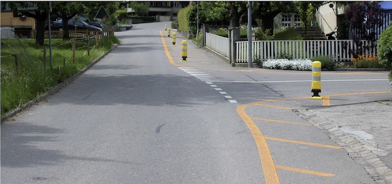 Längsstreifen für Fussgänger: zusätzliche Gefährdung?