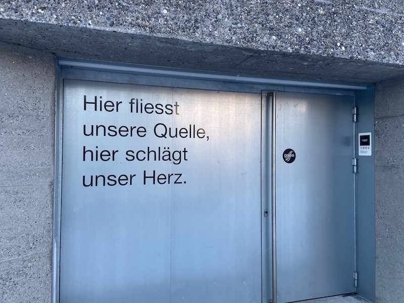 Hinter einer Stahltüre: Die Mineralquelle der Firma Goba (Fotos: bl/rs)