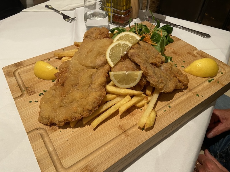 Die Portion Cotoletta di Vittelo mit Pommes reicht für drei