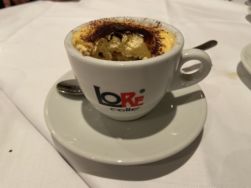 Sehr feines Tiramisu in etwas grober Tasse