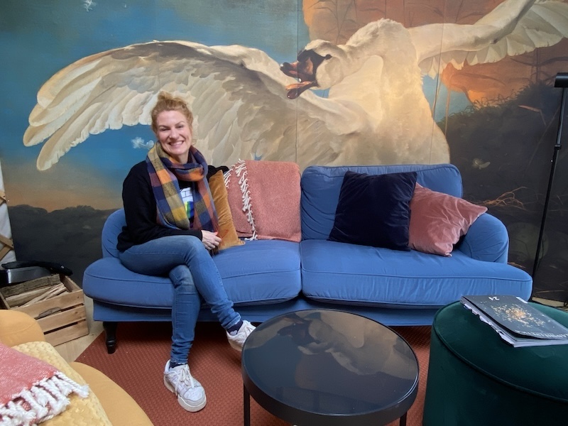 Mabel Lutz mit dem «bedrohten Schwan» in der Bistro-Jurte der Seesauna Küsnacht