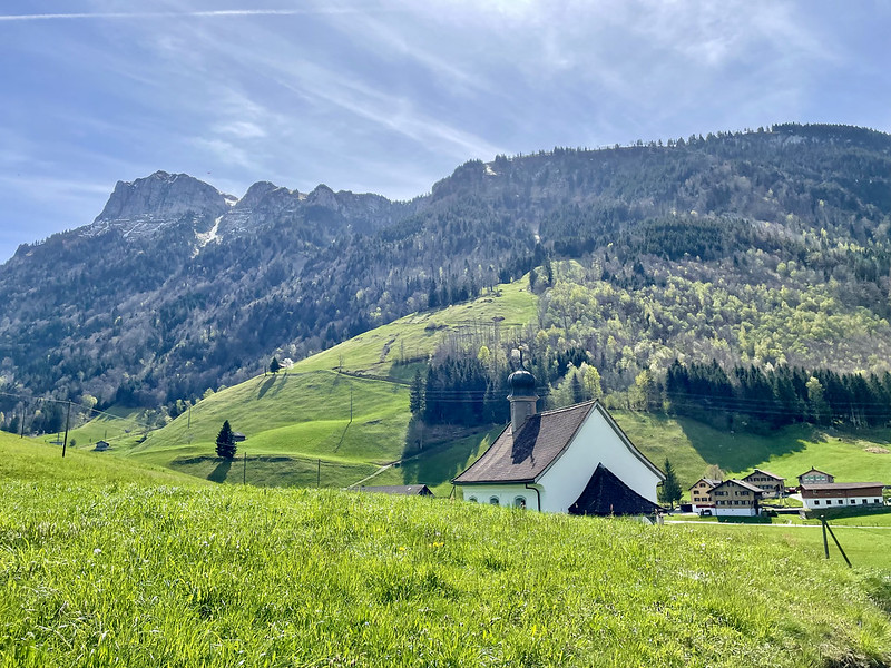 Die Heiligkreuz-Kapelle, hinten links der Niederbauen