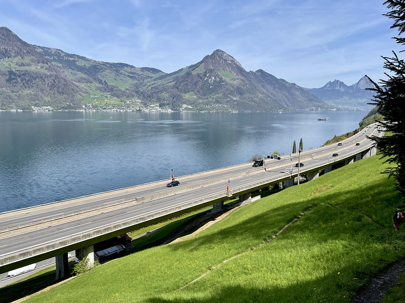 Schmuckes Autobahnband, hinten rechts die Mythen