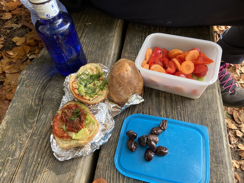 Feines Mittagessen aus dem Rucksack