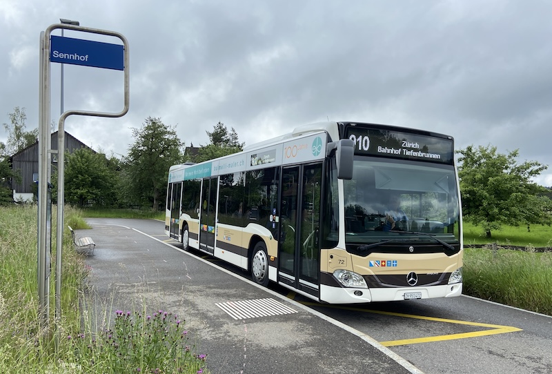 Bus an der Haltestelle Sennhof