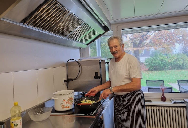 Louis Wirtz am Herd in seiner Wohnung im Zollikerberg (Foto: Olivia Wirtz)