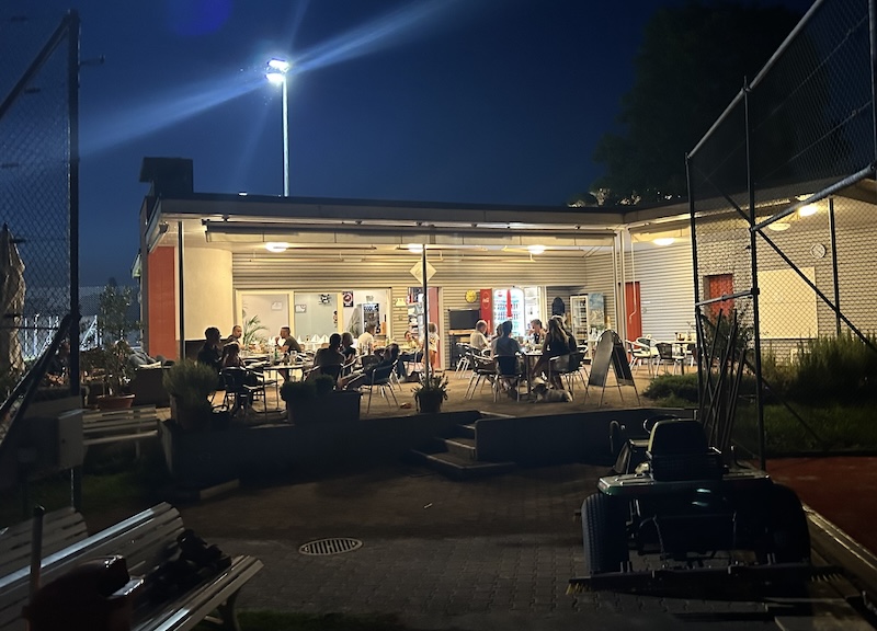Gemütlichliches Beisammensein bei «Ernesto» im Tennisclub