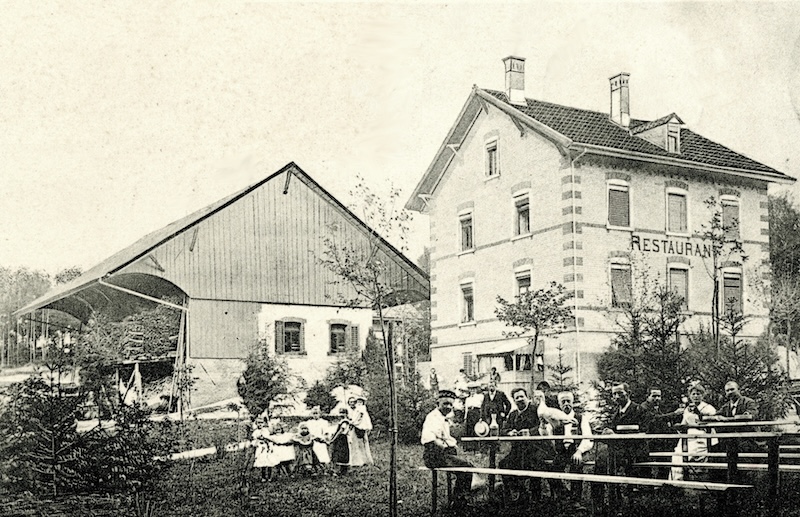 1904: Zechen an langen Tischen vor der «Waldburg»