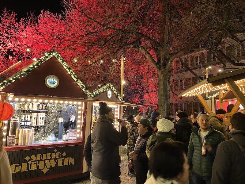 Die roten Bäume neben dem Grossmünster