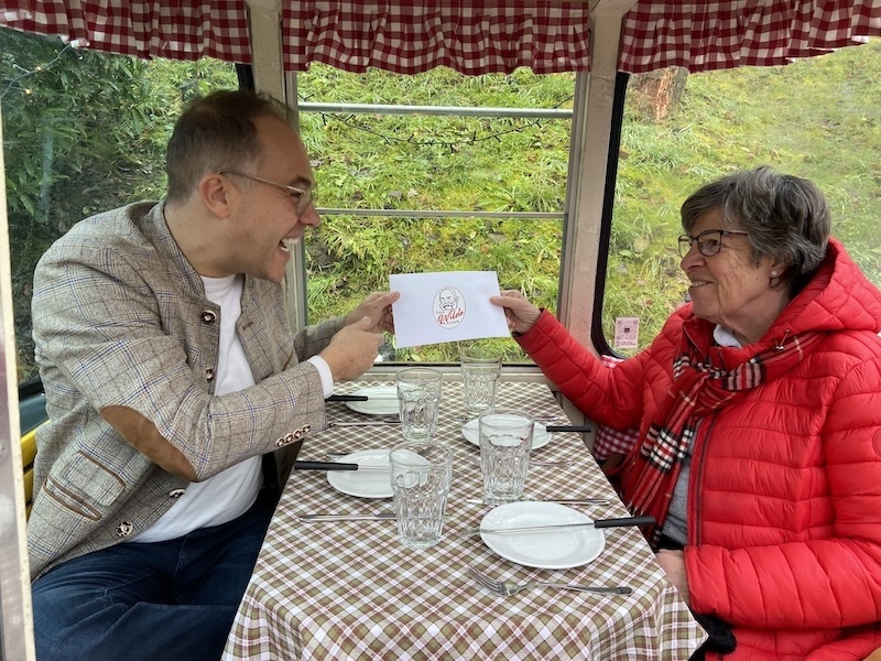 Christian Krahnstöver überreicht Iris Kuster den Geschenk-Gutschein (Foto: ZN)