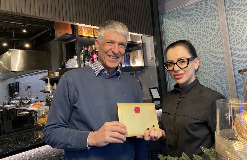 Markus Diener mit Iryna Marykina von Kai Sushi (Foto: ZN)