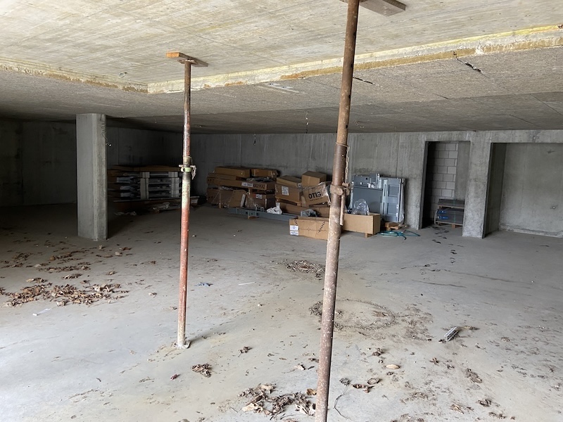 Lift-Bestandteile in der Tiefgarage