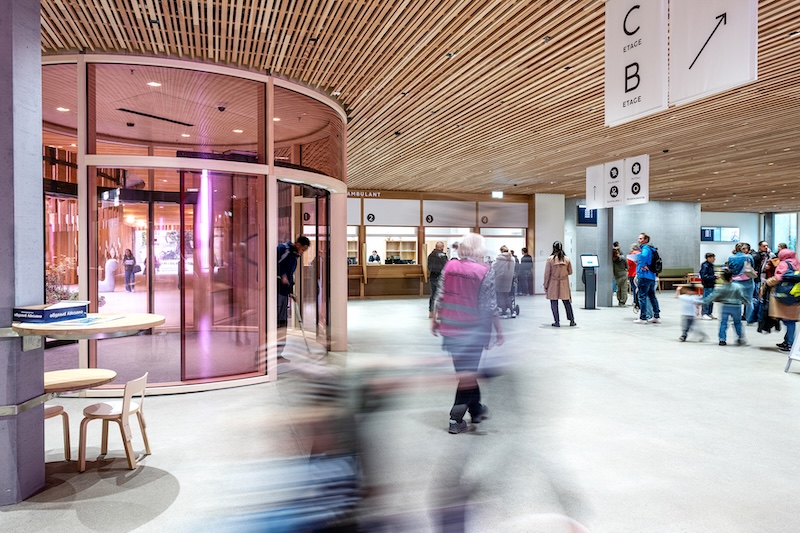 Lebhafter Betrieb im Eingangsbereich (Foto: Valérie Jaquet)