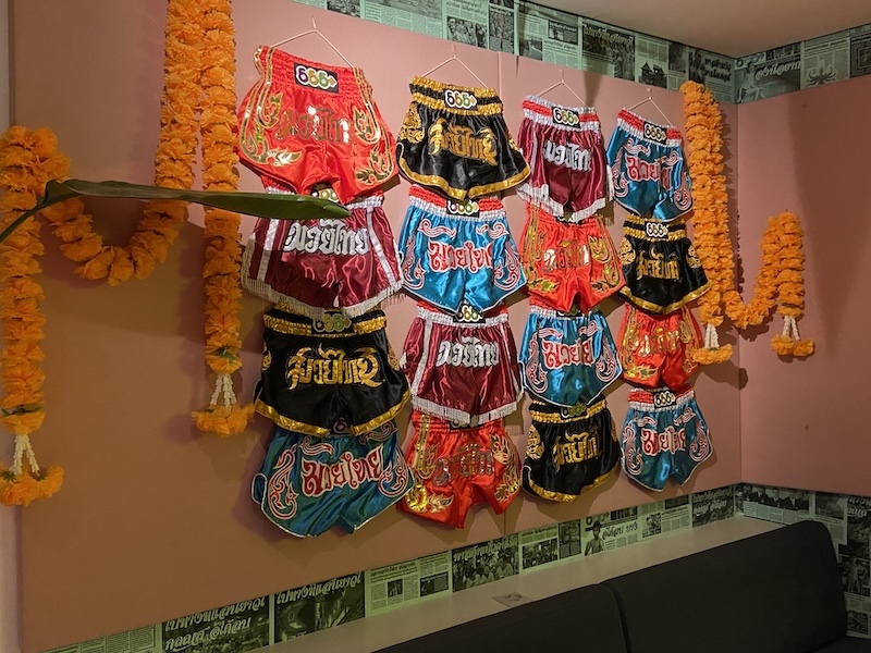 Plastikteller auf dem Tisch, Sporthosen an den Wänden