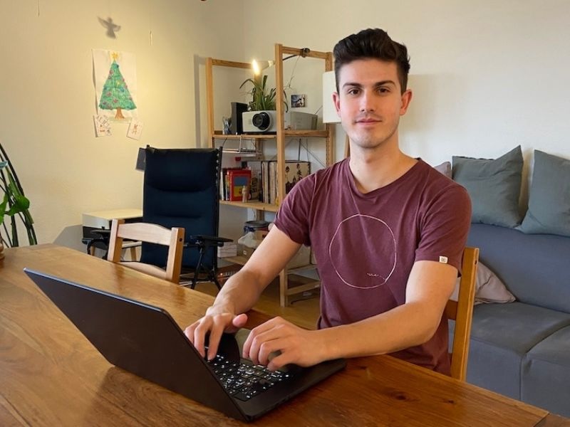 Dominic Tobler vor dem Eingang zur Alterssiedlung Rebwies (Foto: ZN)