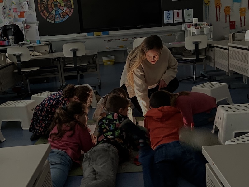 Diana Kristovic lernt mit Kindern bei Handylicht (Fotos / Video: ZN)