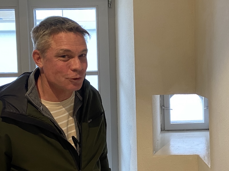 Architekt Markus Moser vor seinem Lieblings-Fensterchen