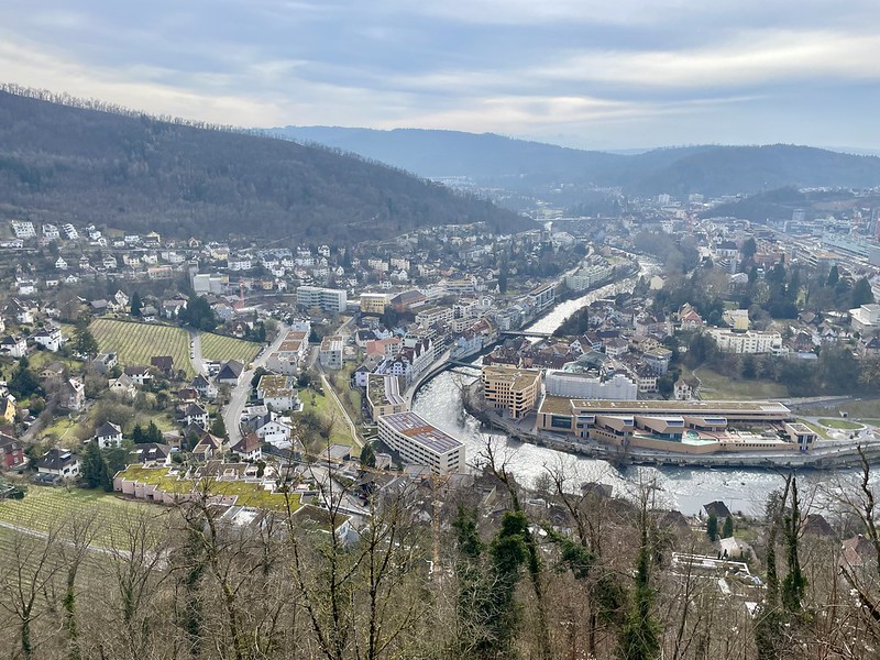 Auf dem Hertenstein-Chänzeli. Unten die Limmat, die Ennetbaden (links) von Baden trennt. Zur Linken der Lägernkamm