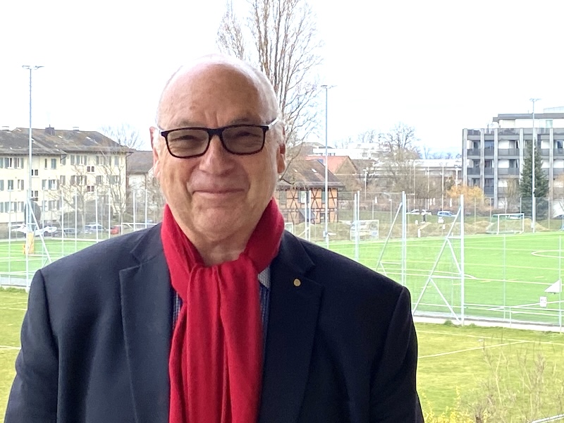 Bernhard Ecklin auf seinem Balkon bei den Fussballplätzen im Riet (Fotos: ZN)