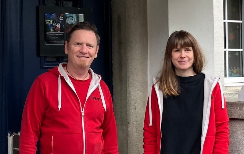 Michael Germann und Alexandra Matulla vor dem Jugendhaus Zollikon (Foto: zVg)