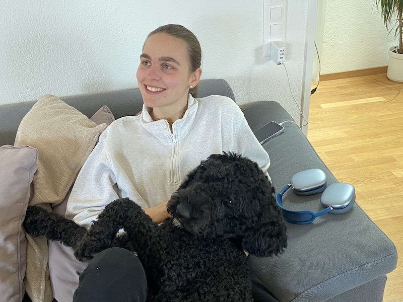 Alle finden ihn herzig: Victorine mit ihrem Hund Milu