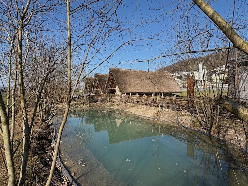 Pfahlbauhäuser beim Bahnhof