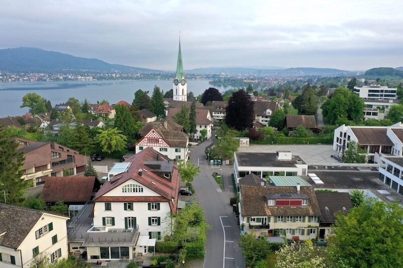 Eine Einheit: Alte Landstrasse und Dorfplatz (Luftbild: Adrian Michael)