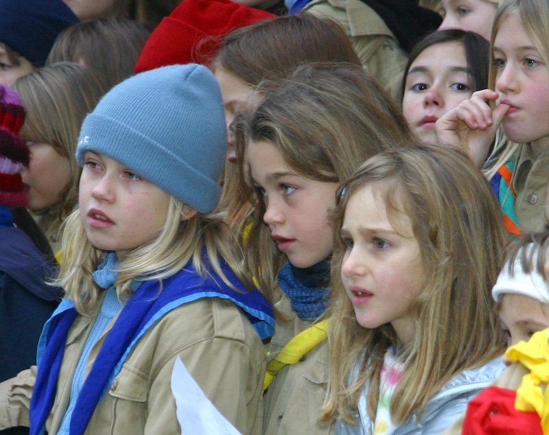 Neugierig und konzentriert: Shannon (Mitte) an der Einweihung der Chluppi 2004.