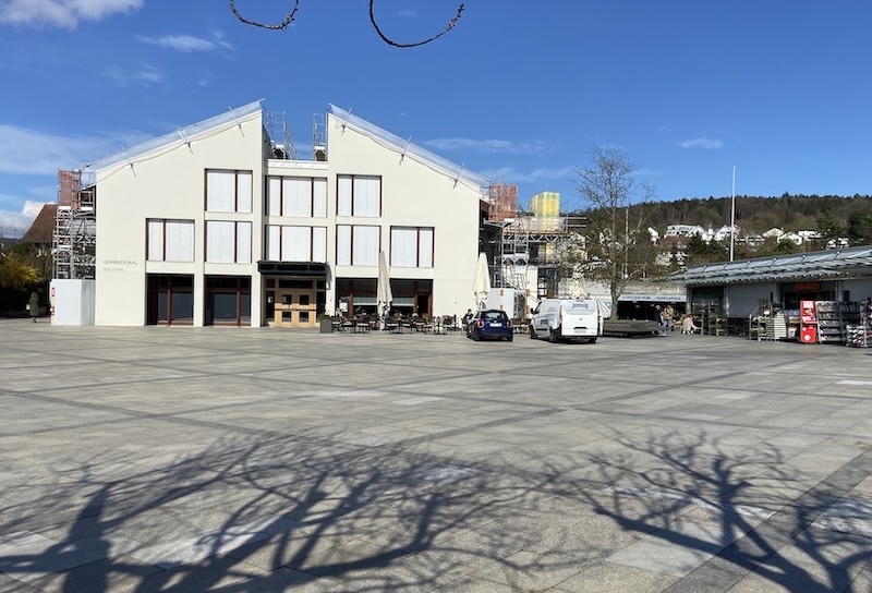 Der Dorfplatz: ein steinerner Deckel (Fotos: ZN)
