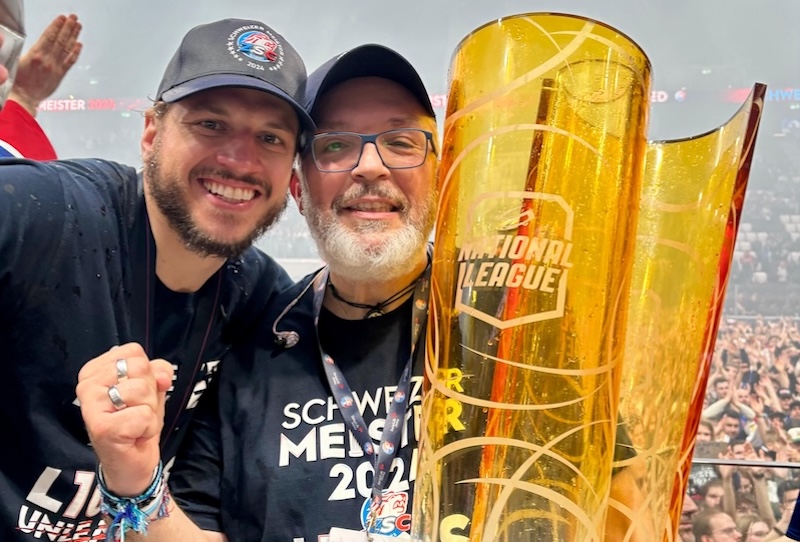 Giovanni Marti bei der letzten Meisterfeier des ZSC mit Sven Andrighetto 