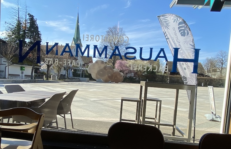 Blick aus dem Café Hausammann auf den leeren Dorfplatz (Fotos: ZN)
