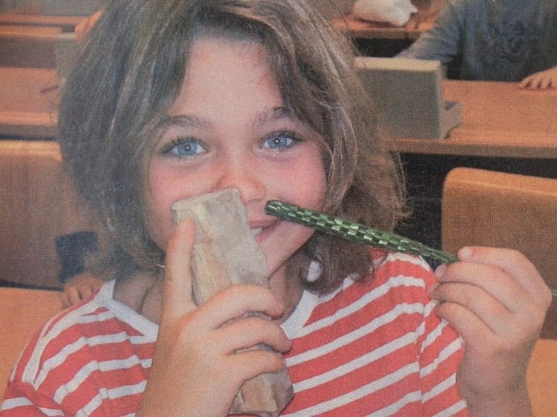 Shannon in der 4. Klasse bei einem Riechtest (Fotos: Adrian Michael / zVg)