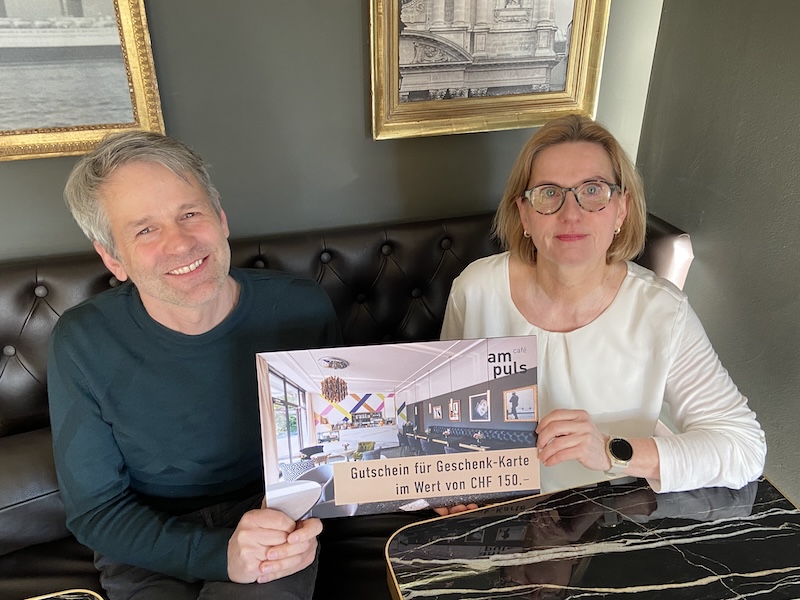 Stephan Sintzel und Beatrice Burkhalter im Café am Puls (Foto: ZN)