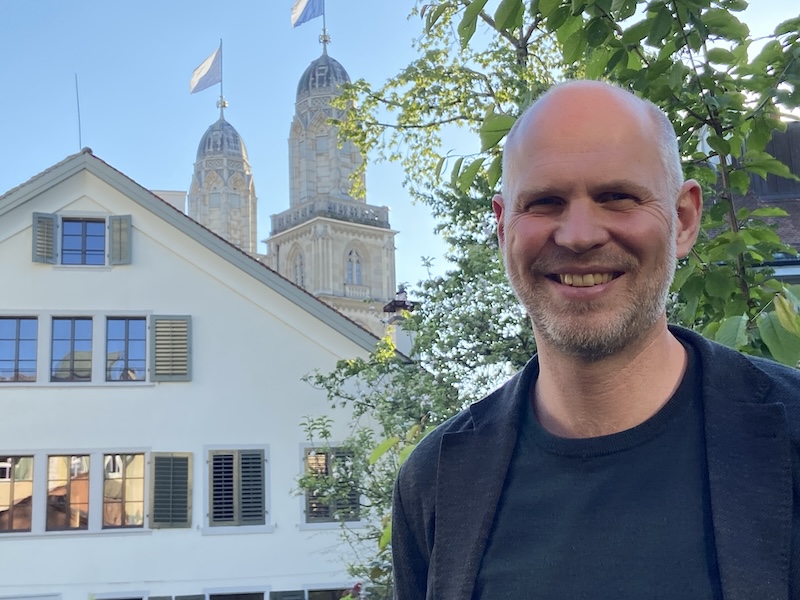 Christian Walti vor dem Pfarrhaus und dem Grossmünster (Fotos: ZN)