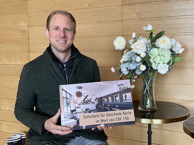 Gewinner Clemens Gähwiler mit Gutschein des Café am Puls (Foto: ZN)