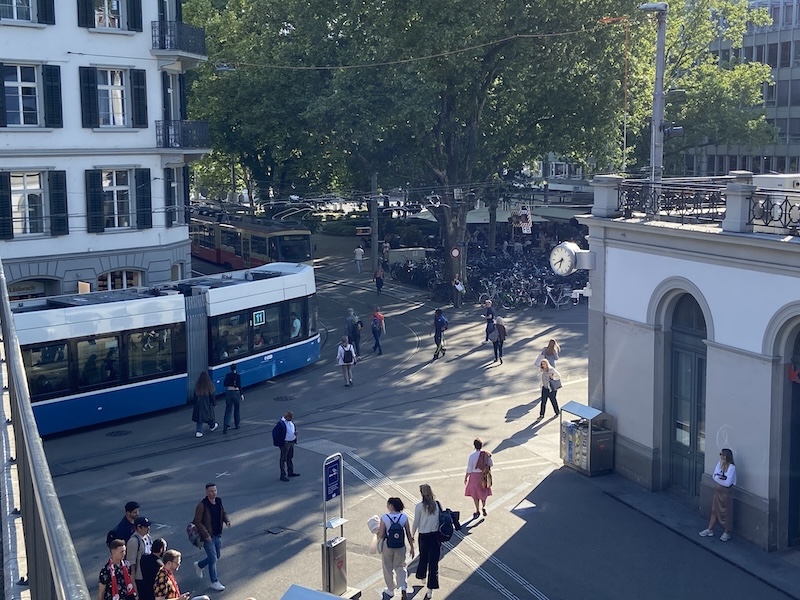 Bahnhof Stadelhofen: grosse Laufkundschaft