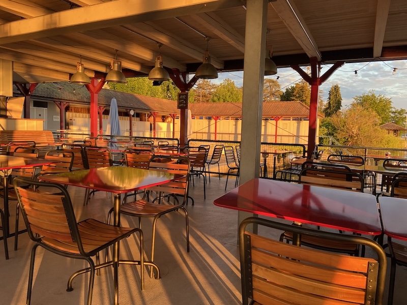 Die Rechnung war hoch, doch die Abendsonne stimmte uns milde.