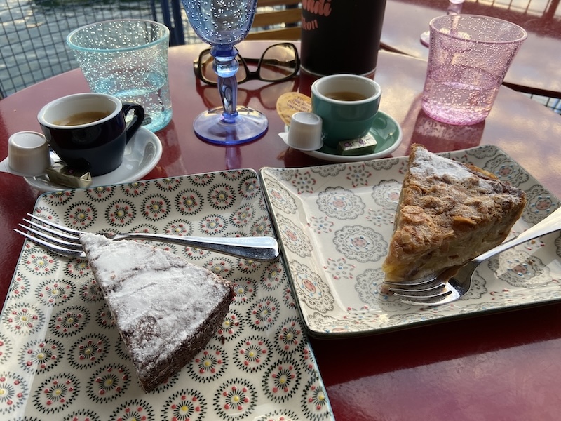 Etwas lieblos serviert: Schoki- und Apfelkuchen