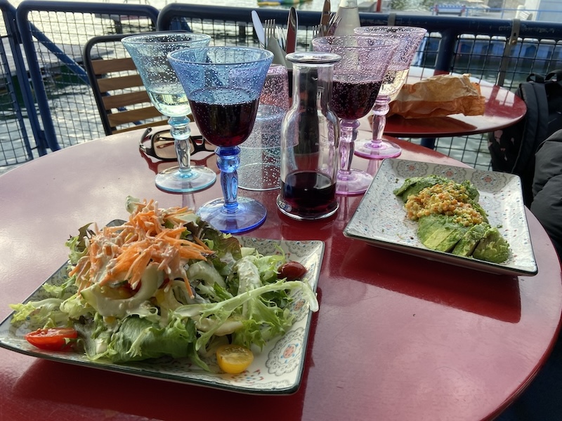 Frischer Salat und reife Avocado an einer köstlichen Gemüse-Vinaigrette