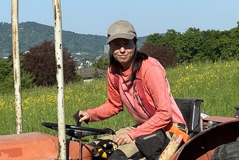 Das macht Spass: Silvia lenkt den Traktor