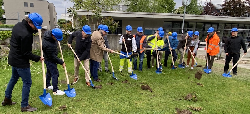 Spatenstich mit 15 neuen Schaufeln und Helmen (Fotos: ZN)