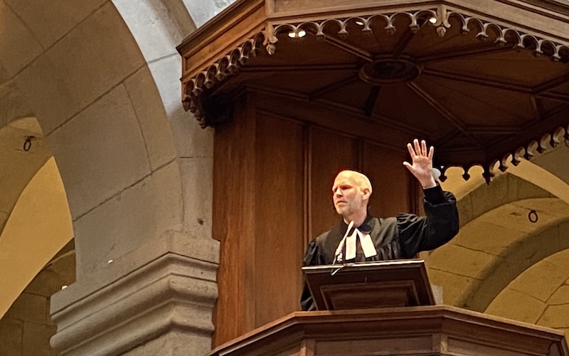 Der Pfarrer auf der Kanzel des Grossmünsters